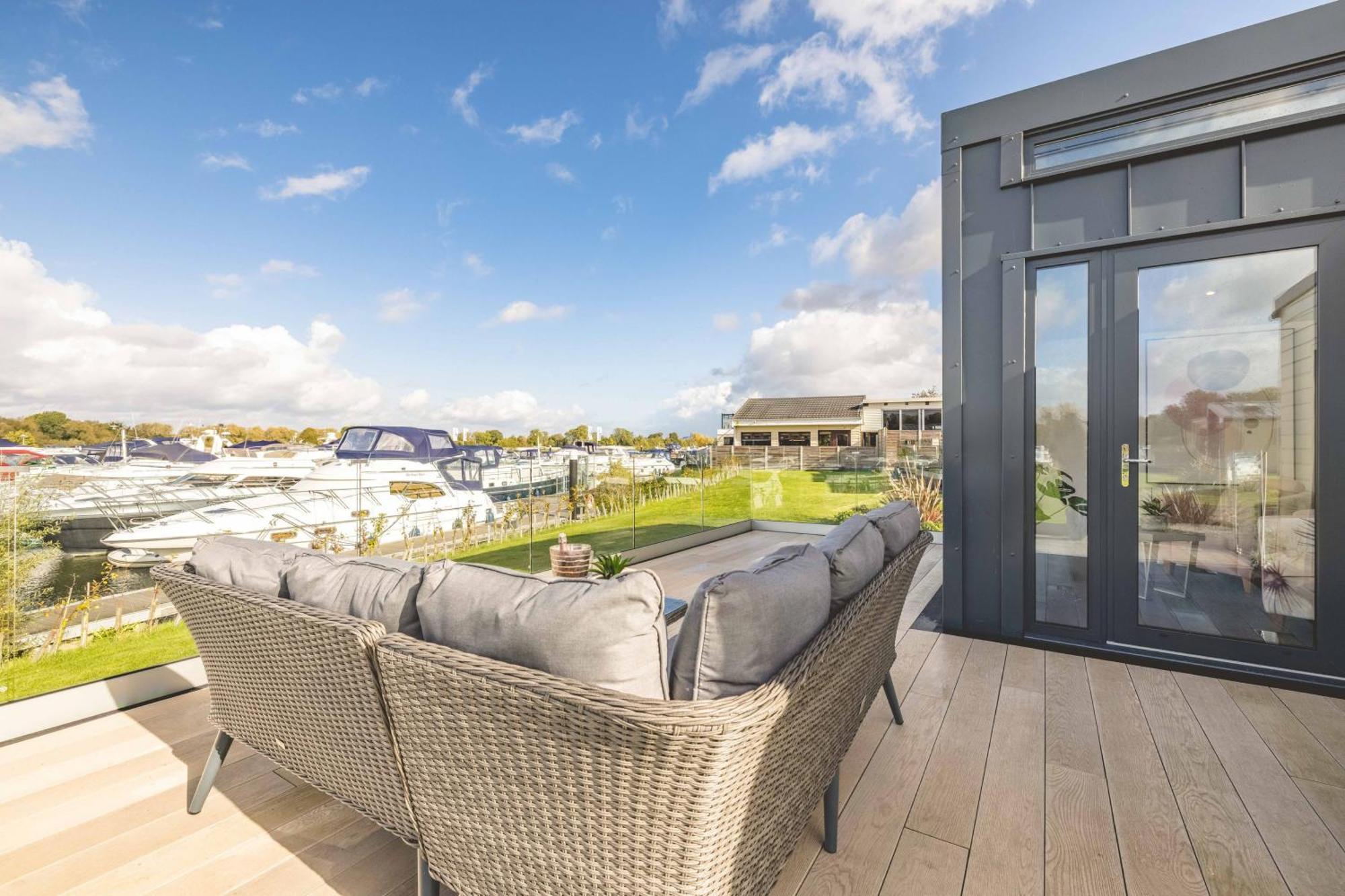 Luxury 2Bdr 2Ba Lodge With Hot Tub In Windsor Marina Dorney Luaran gambar